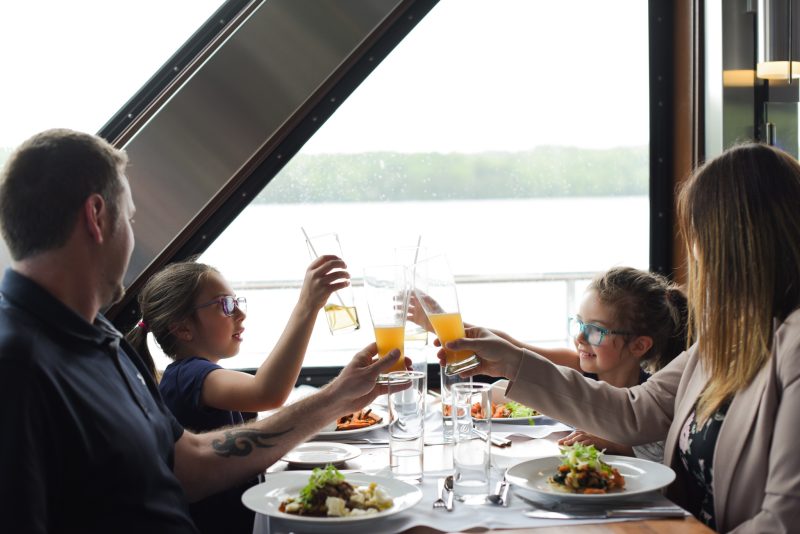 Famille qui brunch sur le bateau