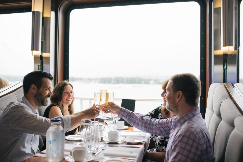 Croisière sur le Grand Cru de l'Escapades Memphrémagog entre amis.