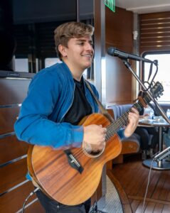 Musique par Edouard Lagacé sur le Grand Cru